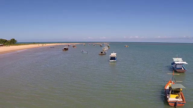 飞艇在海面上飞舞。视频素材