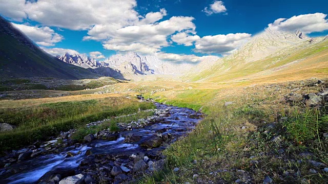 山脉和山谷的景色视频素材