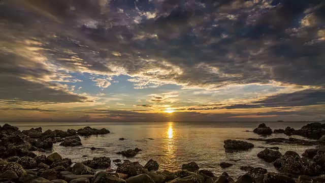 日落在岩石湾的海上时间流逝视频素材