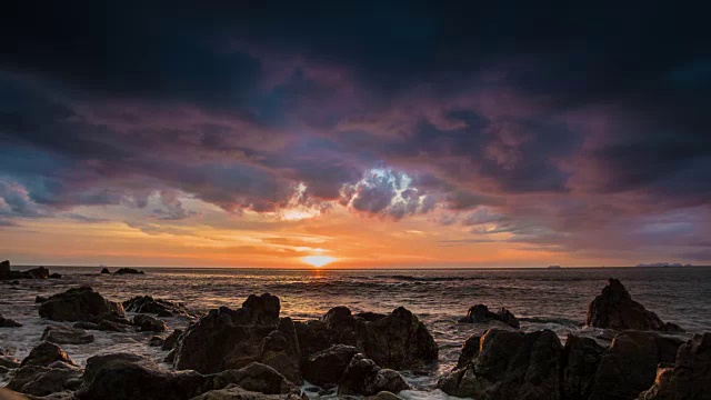 在岩石海岸上戏剧性的海上日落视频素材