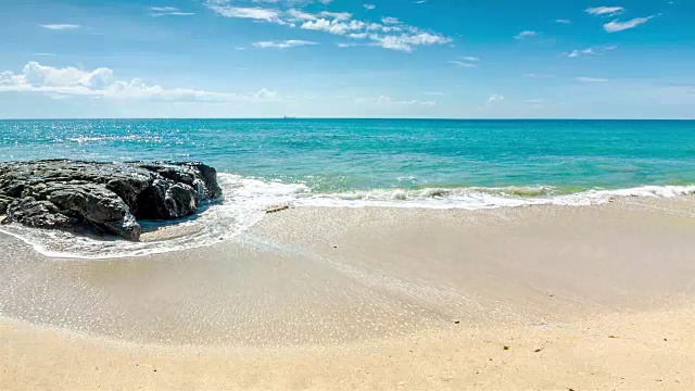 海边有大石头视频素材