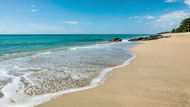 海浪在清澈的沙滩上视频素材