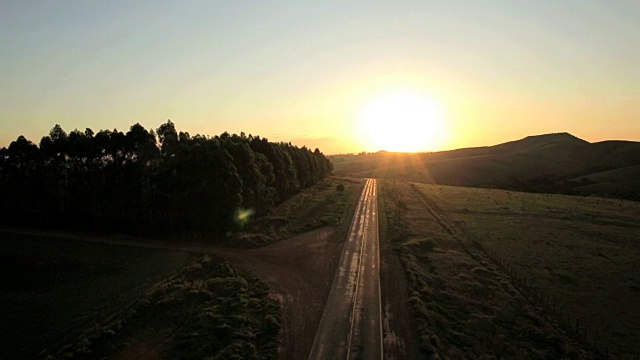 日落时公路的鸟瞰图视频素材