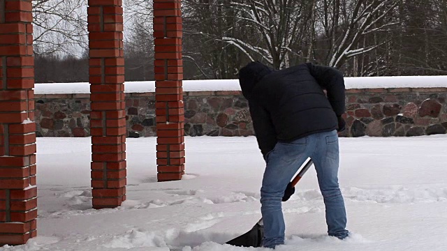 青少年在冬天使用雪铲视频素材