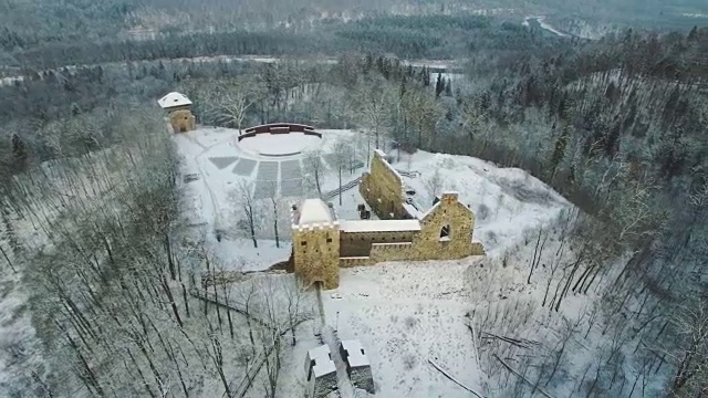 鸟瞰图的中世纪城堡废墟在锡古尔达视频下载