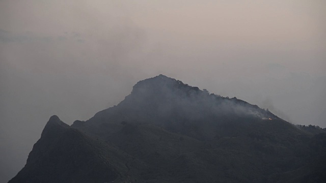 高山上的野火。视频素材