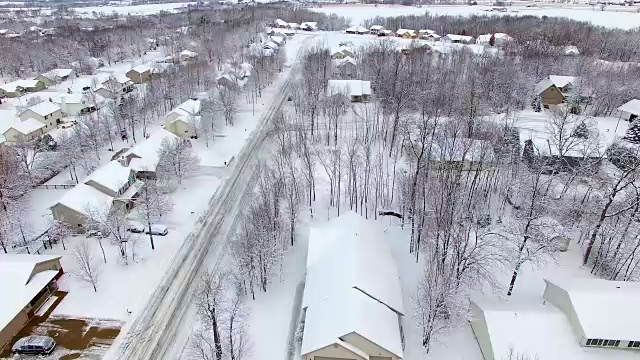 小镇附近下着大雪视频素材