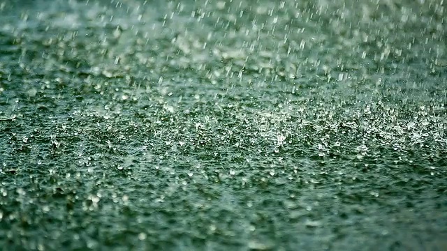 雨滴落在湖面上视频素材