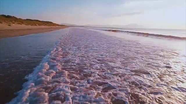 风和日丽的海浪航拍画面视频素材