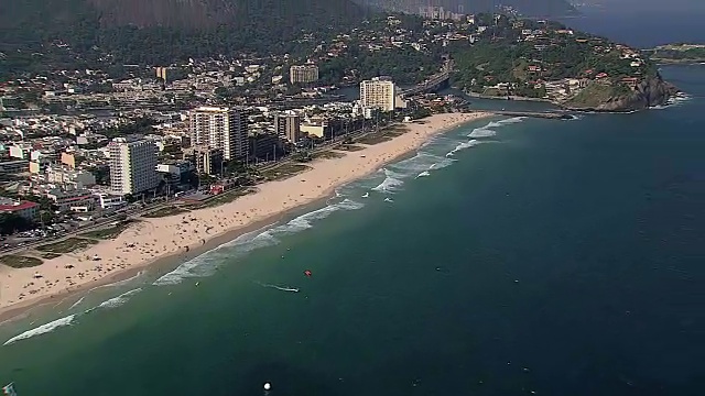 巴西里约热内卢里约热内卢的Barra da Tijuca海滩鸟瞰图视频素材