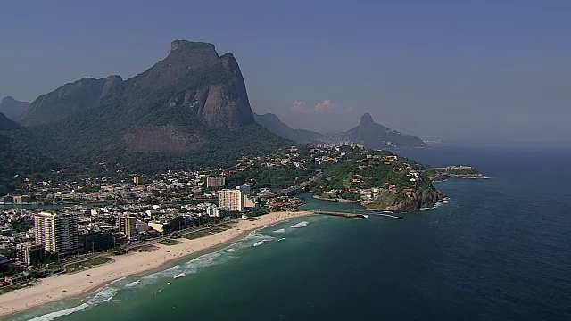 巴西里约热内卢里约热内卢的Barra da Tijuca海滩鸟瞰图视频素材