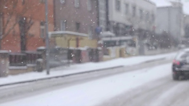 雪从天空中飘落在路上视频素材