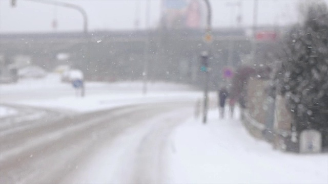 雪花铺在城市的道路上视频素材