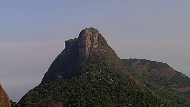 Pedra de Gavea山鸟瞰图，里约热内卢de Janeiro，巴西视频素材