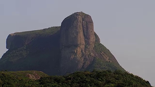 Pedra de Gavea山鸟瞰图，里约热内卢de Janeiro，巴西视频素材