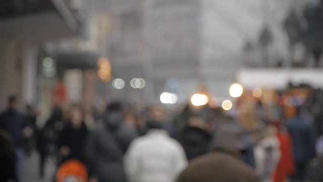 贝尔格莱德拥挤的街道。人们走路，高峰时间，秋天视频素材