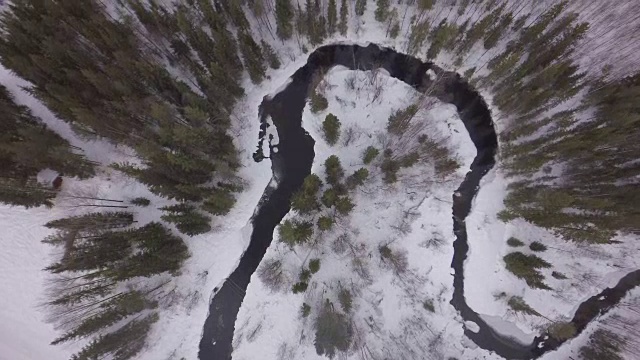 冬季鸟瞰图，覆盖着积雪的桥和冰冻的水道-哈拉尔德，博登市，诺博顿，瑞典视频下载