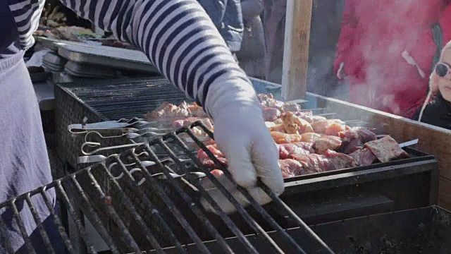 在火上烤肉视频素材