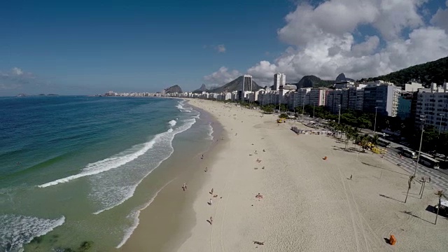 鸟瞰图科帕卡巴纳，著名的海滩在里约热内卢de janeiro，巴西视频素材