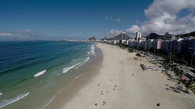 鸟瞰图科帕卡巴纳，著名的海滩在里约热内卢de janeiro，巴西视频素材