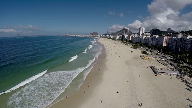 鸟瞰图科帕卡巴纳，著名的海滩在里约热内卢de janeiro，巴西视频素材