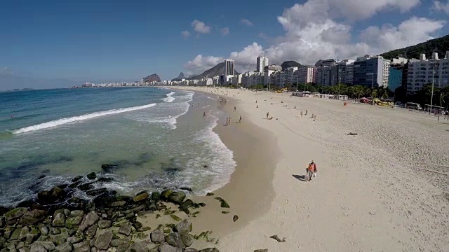 鸟瞰图科帕卡巴纳，著名的海滩在里约热内卢de janeiro，巴西视频素材