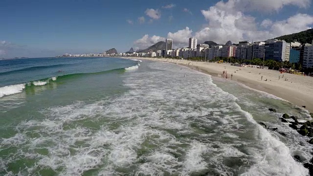 鸟瞰图科帕卡巴纳，著名的海滩在里约热内卢de janeiro，巴西视频素材