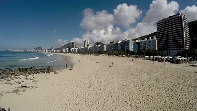 鸟瞰图科帕卡巴纳，著名的海滩在里约热内卢de janeiro，巴西视频素材