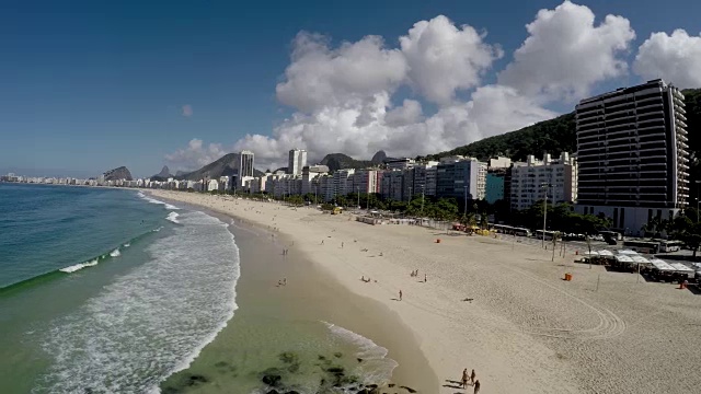 鸟瞰图科帕卡巴纳，著名的海滩在里约热内卢de janeiro，巴西视频素材