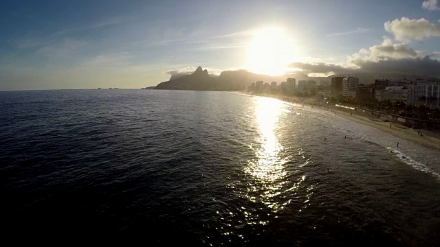 鸟瞰图的伊帕内玛海滩在日落，里约热内卢de Janeiro，巴西视频素材