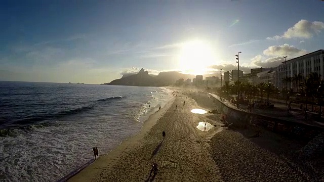 鸟瞰图的伊帕内玛海滩在日落，里约热内卢de Janeiro，巴西视频素材