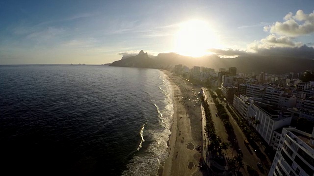 鸟瞰图的伊帕内玛海滩在日落，里约热内卢de Janeiro，巴西视频素材