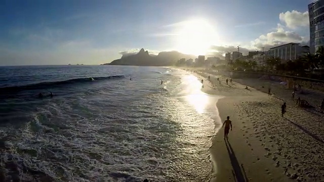 鸟瞰图的伊帕内玛海滩在日落，里约热内卢de Janeiro，巴西视频下载