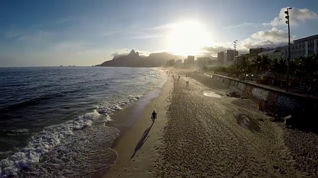 鸟瞰图的伊帕内玛海滩在日落，里约热内卢de Janeiro，巴西视频下载