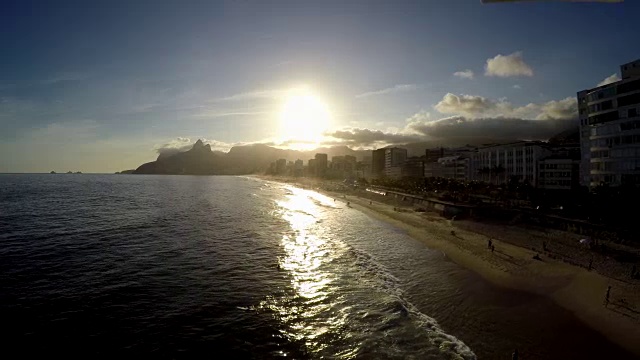 鸟瞰图的伊帕内玛海滩在日落，里约热内卢de Janeiro，巴西视频下载