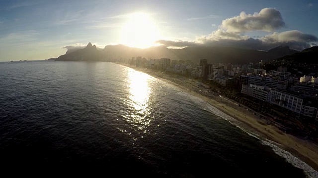 鸟瞰图的伊帕内玛海滩在日落，里约热内卢de Janeiro，巴西视频素材