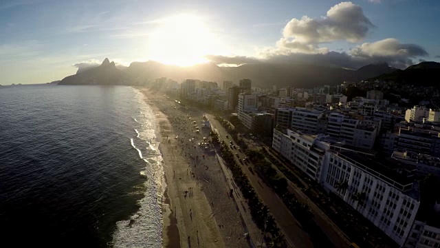 鸟瞰图的伊帕内玛海滩在日落，里约热内卢de Janeiro，巴西视频素材