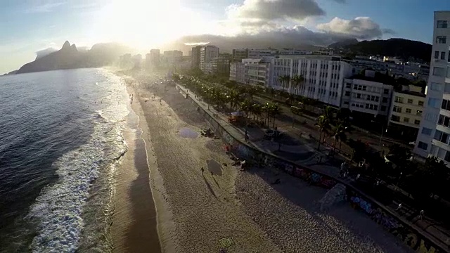 鸟瞰图的伊帕内玛海滩在日落，里约热内卢de Janeiro，巴西视频素材