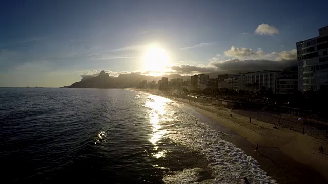 鸟瞰图的伊帕内玛海滩在日落，里约热内卢de Janeiro，巴西视频素材