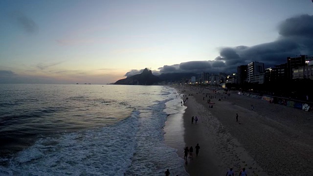 鸟瞰图的伊帕内玛海滩在日落，里约热内卢de Janeiro，巴西视频素材