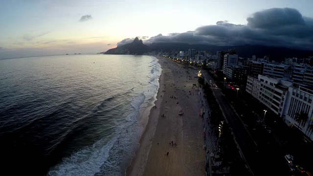 鸟瞰图的伊帕内玛海滩在日落，里约热内卢de Janeiro，巴西视频素材