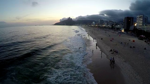 鸟瞰图的伊帕内玛海滩在日落，里约热内卢de Janeiro，巴西视频下载