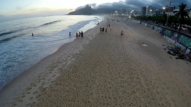 鸟瞰图的伊帕内玛海滩在日落，里约热内卢de Janeiro，巴西视频下载