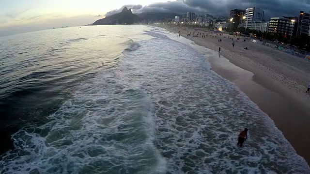 鸟瞰图的伊帕内玛海滩在日落，里约热内卢de Janeiro，巴西视频下载