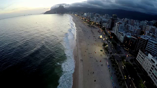 鸟瞰图的伊帕内玛海滩在日落，里约热内卢de Janeiro，巴西视频下载