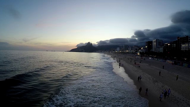 鸟瞰图的伊帕内玛海滩在日落，里约热内卢de Janeiro，巴西视频素材