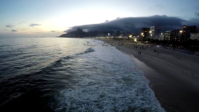 鸟瞰图的伊帕内玛海滩在日落，里约热内卢de Janeiro，巴西视频素材