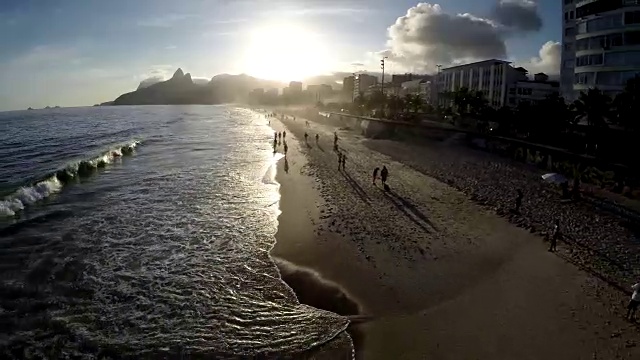 鸟瞰图的伊帕内玛海滩在日落，里约热内卢de Janeiro，巴西视频素材