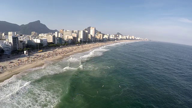 鸟瞰图的伊帕内玛海滩在里约热内卢de Janeiro，巴西视频下载