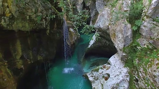 天线:蓝色的河流流经狭窄的岩石峡谷视频素材